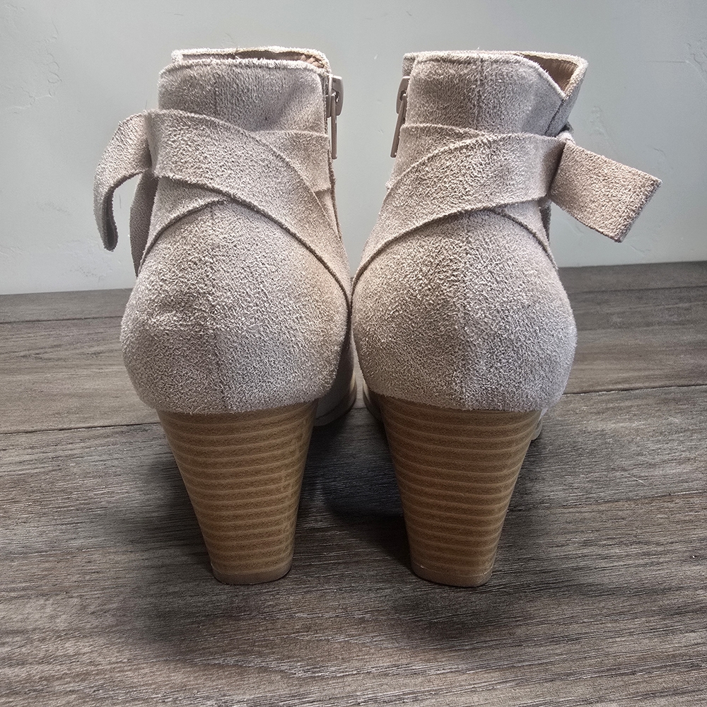 Beige Suede Chunky Heel Ankle Boots Side Bow Size 9 Neutral Fall Chic - Picture 5 of 10